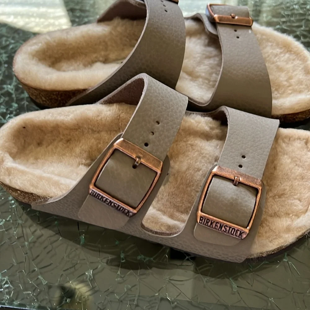 🆕 Birkenstock Beige Shearling Lined kids Sandals